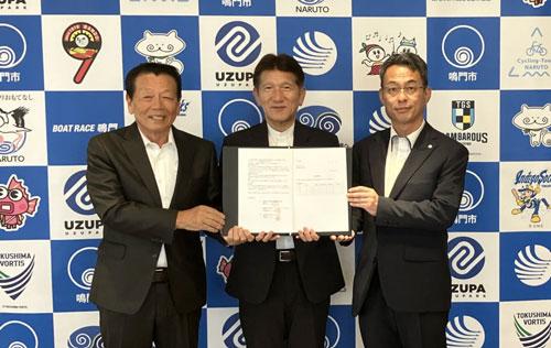 （写真左から）ヤマダ　代表取締役　山田博氏、鳴門市長　泉理彦氏、ナック　取締役　上席執行役員　クリクラビジネスカンパニー代表　大月修司氏